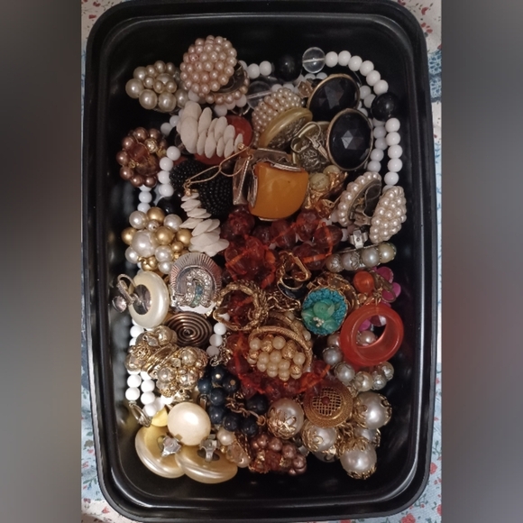 An Elegant Vintage Antique Assorted Jewelry Sets And Singles - Picture 3 of 6